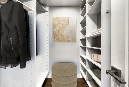 Closet - 303-5850 Av. Marc-Chagall, Côte-Saint-Luc, QC - Indoor With Storage