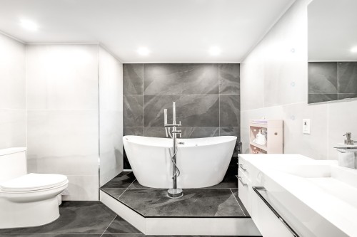 Master Bathroom - 303-5850 Av. Marc-Chagall, Côte-Saint-Luc, QC - Indoor Photo Showing Bathroom