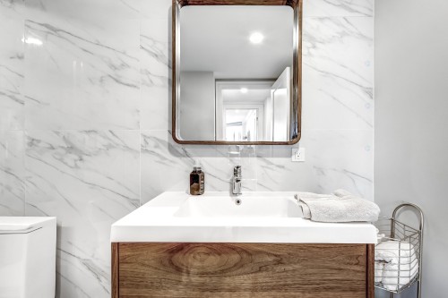 Bathroom - 303-5850 Av. Marc-Chagall, Côte-Saint-Luc, QC - Indoor Photo Showing Bathroom