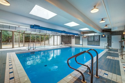Pool - 303-5850 Av. Marc-Chagall, Côte-Saint-Luc, QC - Indoor Photo Showing Other Room With In Ground Pool