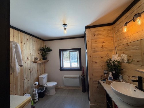 Salle de bains - 26 Rue Gaspésienne E., Pointe-À-La-Croix, QC - Indoor Photo Showing Bathroom