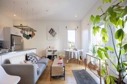 2165 Rue Sherbrooke E.  Montréal (Le Plateau-Mont-Royal), QC H2K 1C2