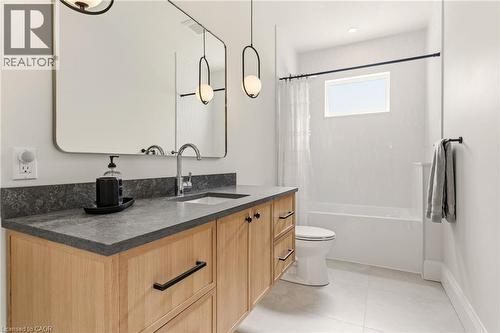 940 Gorton Avenue, Burlington, ON - Indoor Photo Showing Bathroom