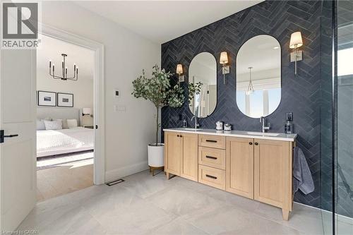 940 Gorton Avenue, Burlington, ON - Indoor Photo Showing Bathroom