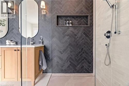 940 Gorton Avenue, Burlington, ON - Indoor Photo Showing Bathroom