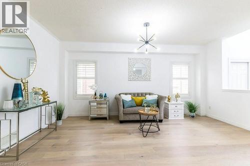 252 Thorner Drive, Hamilton, ON - Indoor Photo Showing Living Room