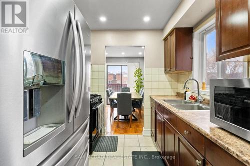 4728 Antelope Crescent, Mississauga, ON - Indoor Photo Showing Kitchen With Double Sink