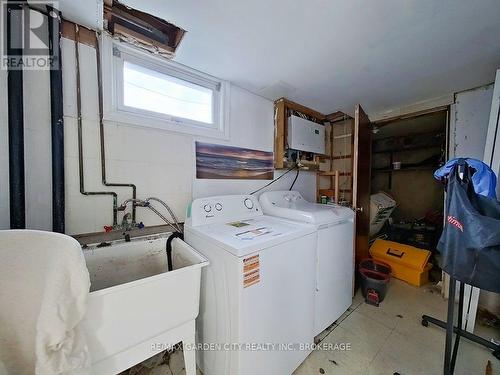 105 Tupper Drive, Thorold (Confederation Heights), ON - Indoor Photo Showing Laundry Room