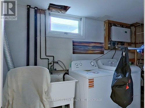 105 Tupper Drive, Thorold (Confederation Heights), ON - Indoor Photo Showing Laundry Room