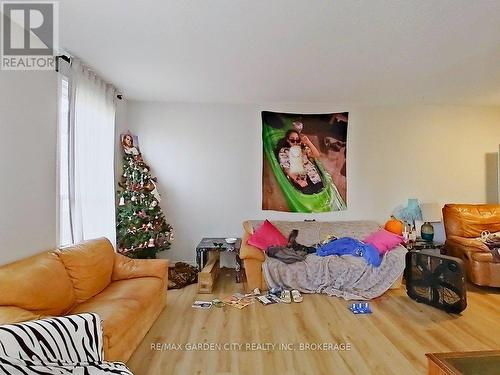 105 Tupper Drive, Thorold (Confederation Heights), ON - Indoor Photo Showing Living Room