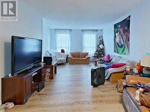 105 Tupper Drive, Thorold (Confederation Heights), ON - Indoor Photo Showing Living Room
