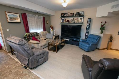 302 1223 Dawson Road, Lorette, MB - Indoor Photo Showing Living Room