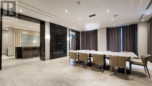 1606 - 398 Highway 7 E, Richmond Hill, ON - Indoor