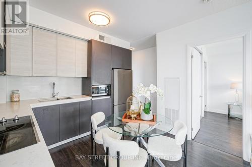 1606 - 398 Highway 7 E, Richmond Hill, ON - Indoor