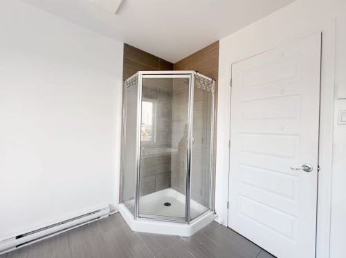 Salle de bains - 201-5565 Av. Albanie, Brossard, QC - Indoor Photo Showing Bathroom