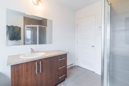 Bathroom - 302-5565 Av. Albanie, Brossard, QC - Indoor Photo Showing Bathroom