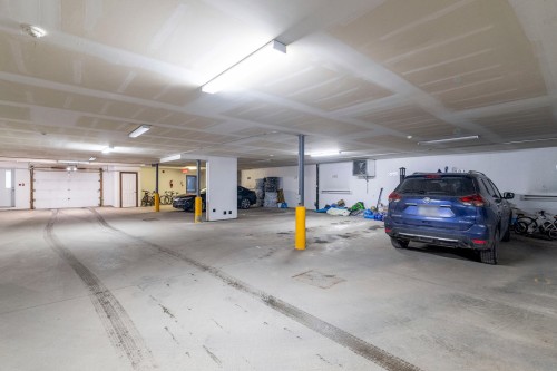 Game Room - 302-5565 Av. Albanie, Brossard, QC - Indoor Photo Showing Garage