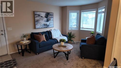 4026 Buckingham Drive E, Regina, SK - Indoor Photo Showing Living Room