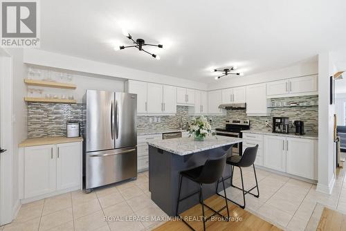 2 Castle Park Boulevard, Vaughan, ON - Indoor Photo Showing Kitchen With Upgraded Kitchen