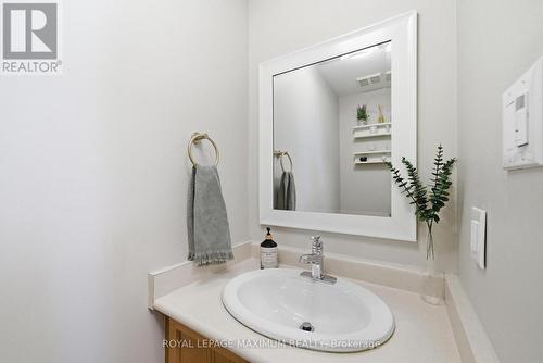 2 Castle Park Boulevard, Vaughan, ON - Indoor Photo Showing Bathroom