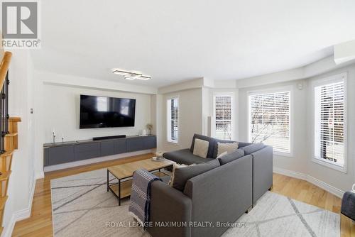2 Castle Park Boulevard, Vaughan, ON - Indoor Photo Showing Living Room