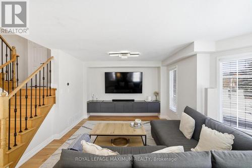 2 Castle Park Boulevard, Vaughan, ON - Indoor Photo Showing Living Room