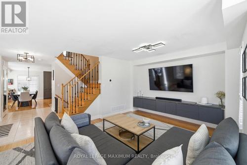 2 Castle Park Boulevard, Vaughan, ON - Indoor Photo Showing Living Room