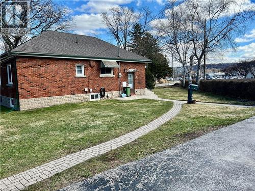 Side of house with a side yard, and paver walkway - 90 Osler Drive, Dundas, ON - Outdoor