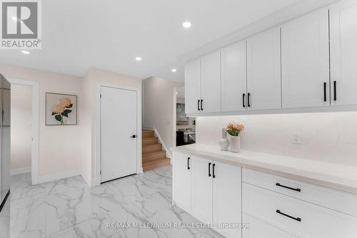2437 Chilsworthy Avenue, Mississauga, ON - Indoor Photo Showing Kitchen