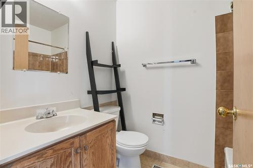119 - 121 Olmstead Road, Saskatoon, SK - Indoor Photo Showing Bathroom