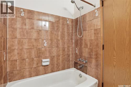 119 - 121 Olmstead Road, Saskatoon, SK - Indoor Photo Showing Bathroom