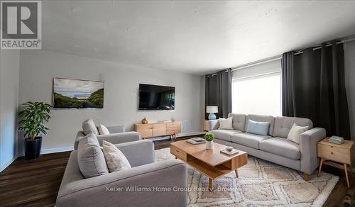 118 Chandler Drive, Kitchener, ON - Indoor Photo Showing Living Room
