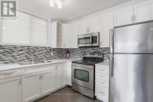 118 Chandler Drive, Kitchener, ON - Indoor Photo Showing Kitchen With Double Sink With Upgraded Kitchen