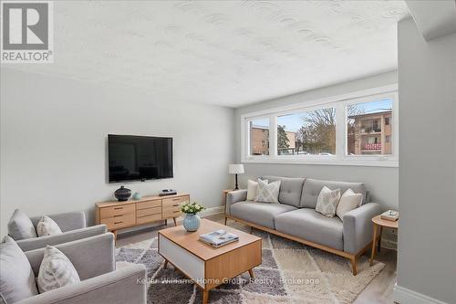 118 Chandler Drive, Kitchener, ON - Indoor Photo Showing Living Room