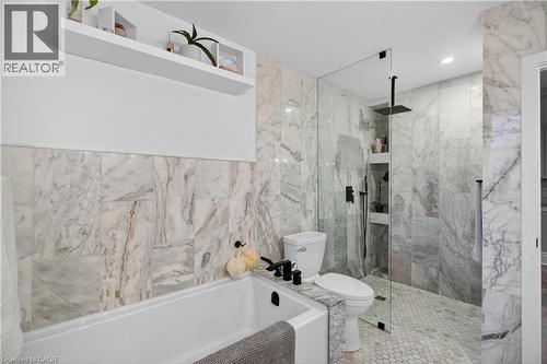 486 East 38Th Street, Hamilton, ON - Indoor Photo Showing Bathroom
