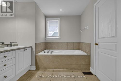 145 Manorhill Private, Ottawa, ON - Indoor Photo Showing Bathroom