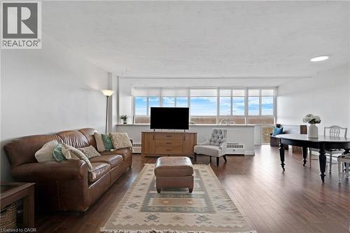 24 Midland Drive Unit# 708, Kitchener, ON - Indoor Photo Showing Living Room
