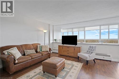 24 Midland Drive Unit# 708, Kitchener, ON - Indoor Photo Showing Living Room
