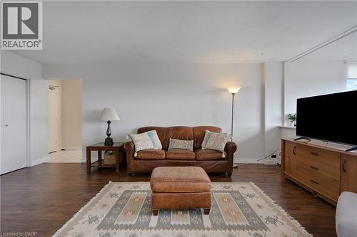 24 Midland Drive Unit# 708, Kitchener, ON - Indoor Photo Showing Living Room