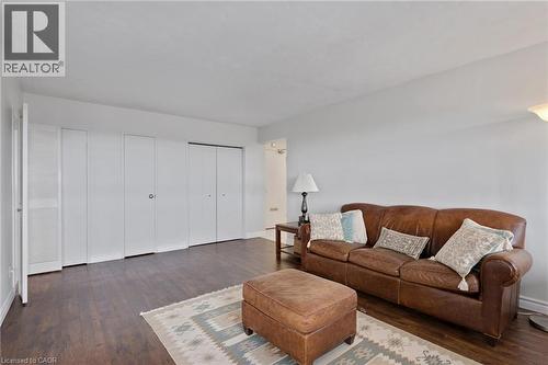 24 Midland Drive Unit# 708, Kitchener, ON - Indoor Photo Showing Living Room