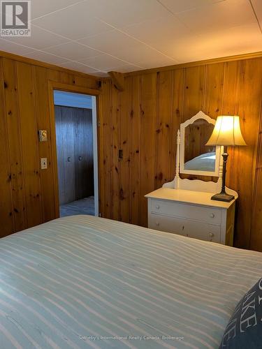 1063 Whiteside Road, Muskoka Lakes (Medora), ON - Indoor Photo Showing Bedroom