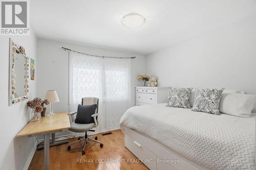 1995 Kerns Road, Burlington, ON - Indoor Photo Showing Bedroom