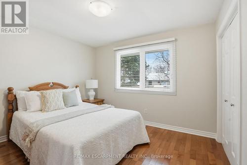 1995 Kerns Road, Burlington, ON - Indoor Photo Showing Bedroom