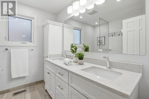 1995 Kerns Road, Burlington, ON - Indoor Photo Showing Bathroom
