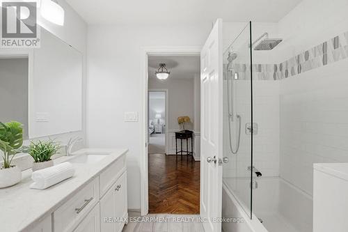 1995 Kerns Road, Burlington, ON - Indoor Photo Showing Bathroom