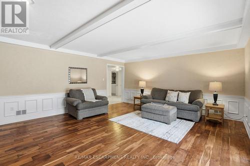 1995 Kerns Road, Burlington, ON - Indoor Photo Showing Living Room