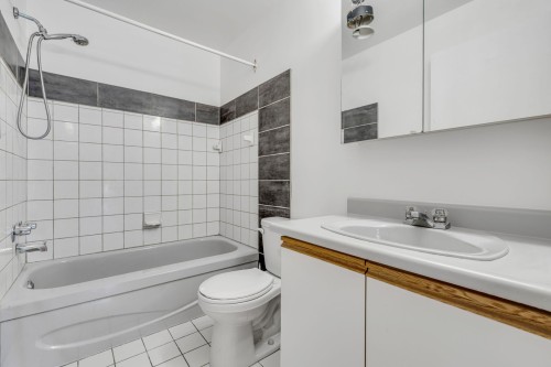 Salle de bains - 104-49 Rue St-Nicolas, Québec (La Cité-Limoilou), QC 