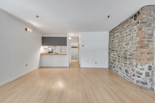Salon - 104-49 Rue St-Nicolas, Québec (La Cité-Limoilou), QC 