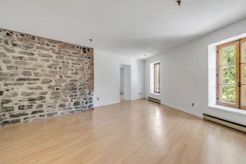 Salon - 104-49 Rue St-Nicolas, Québec (La Cité-Limoilou), QC 