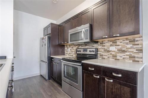 20 37 Willow Street, Mitchell, MB - Indoor Photo Showing Kitchen